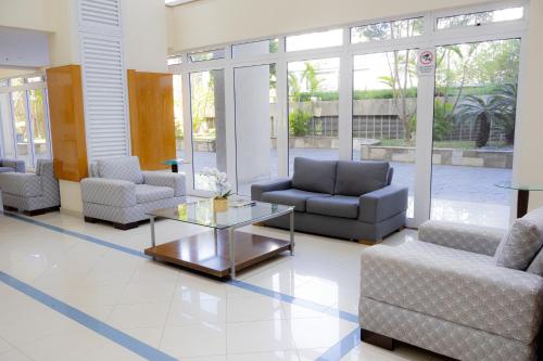 a living room with couches and a coffee table at Travel Inn Flats Santo André in Santo André