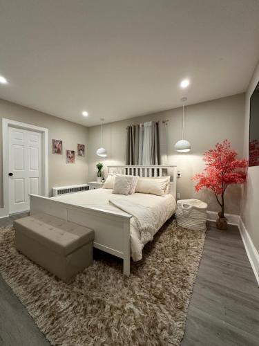 a bedroom with a large bed and a rug at Clinton Rooms - By Outlets and Beach in Clinton