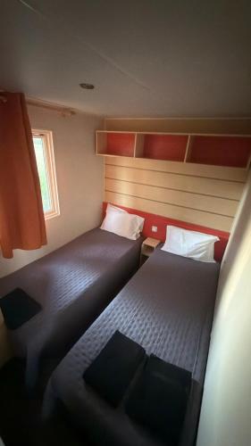 two beds in a small room with at Casa Apolinario in Ílhavo