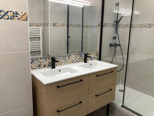 a bathroom with a sink and a shower at Appartement tout confort à Auriol in Auriol