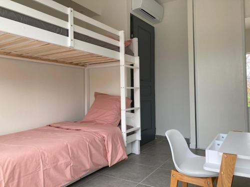 a bedroom with a bunk bed and a desk and a chair at Appartement tout confort à Auriol in Auriol