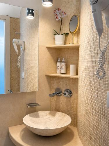a bathroom with a sink and a shower at La Polena Camere Vernazza - Suite vista mare in Vernazza