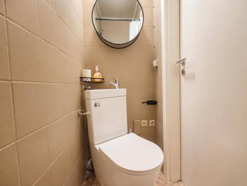 a bathroom with a toilet and a mirror at Ruhiges & gemütliches Studio in Schneverdingen