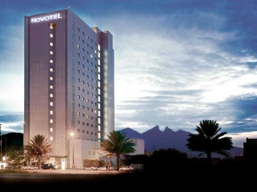 ein großes Gebäude mit einem Schild an der Seite in der Unterkunft Novotel Monterrey Valle in Monterrey
