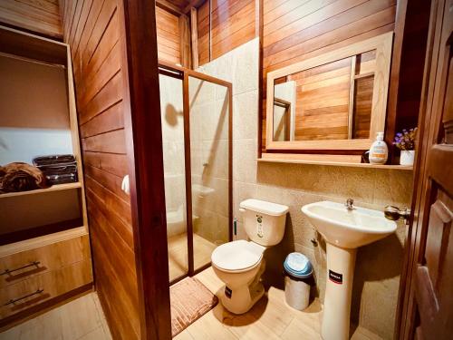 a small bathroom with a toilet and a sink at Huayra Wasy in Tena