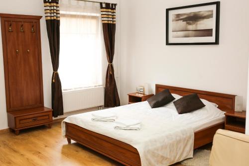 a bedroom with a bed and a window at Motel Te Klimaty in Czeladź