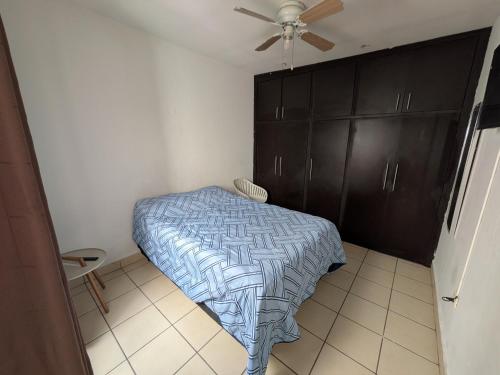 a bedroom with a bed and a ceiling fan at Departamento privado zona de la UACH in Chihuahua