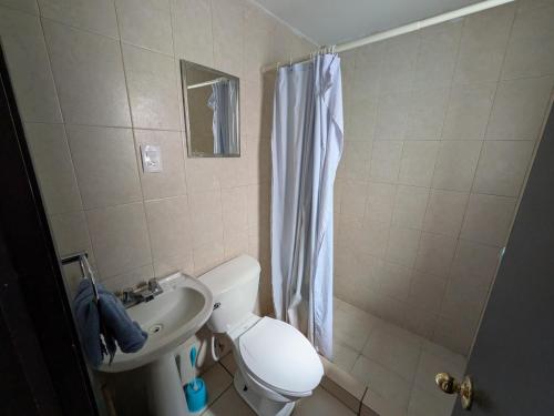 a small bathroom with a toilet and a sink at Departamento privado zona de la UACH in Chihuahua