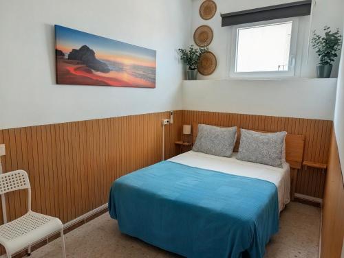 a small bedroom with a bed and a window at Apartamento Casa Balina in Dúrcal