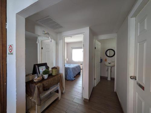 a hallway with a room with a bed and a table at Departamento EMPRESARIAL cerca de zona industrial in Chihuahua