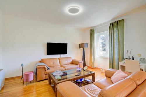 Casa Berna - Balcony Apt with Mountain Views - Happy Rentals