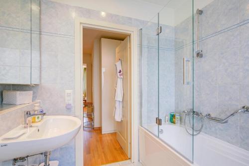 Casa Berna - Balcony Apt with Mountain Views - Happy Rentals