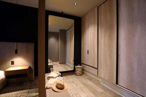 a bedroom with a bed and a large mirror at Puesto del Indio in Mendoza
