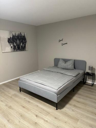 a bedroom with a bed in the corner of a room at Ferienwohnung zum Buchhellertal in Burbach