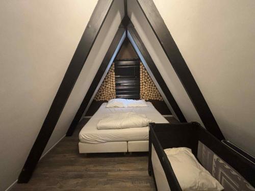 a room with two beds in a attic at Dune & zee in Oostduinkerke