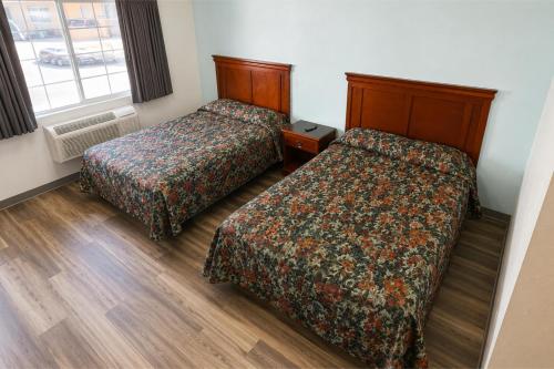 a hotel room with two beds and a window at Del Playa Inn Oxnard Near Camarillo in Oxnard