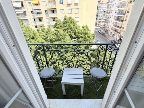 Bright cozy space with balcony Nice center within walking distance
