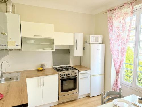 Bright cozy space with balcony Nice center within walking distance