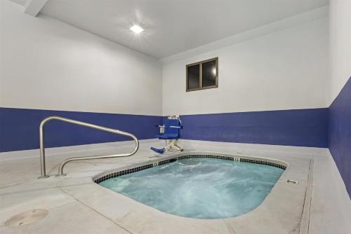 a hot tub in a room with blue and white walls at Best Western Newberg Inn in Newberg