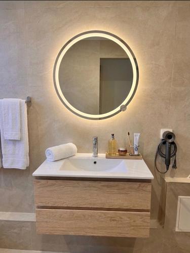 a bathroom with a sink and a mirror at Riverside Studio Joinville-Le-Pont in Joinville-le-Pont