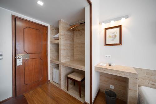 a room with a closet with a wooden door at Hotel Vice-Rei in Porto