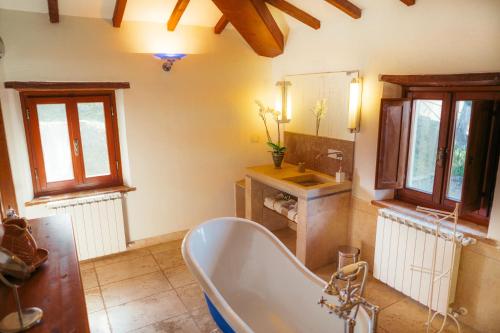 a large bathroom with a tub and a sink at SommaVilla B&B in Vicchio