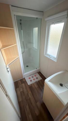a small bathroom with a shower and a sink at Casa Apolinario in Ílhavo