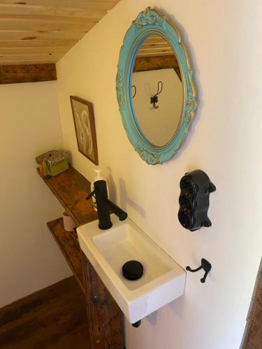 a bathroom with a sink and a mirror on the wall at Casa Ricardo in Svendborg