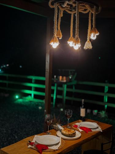 a table with plates of food and glasses of wine at cabana ret in Alfredo Wagner