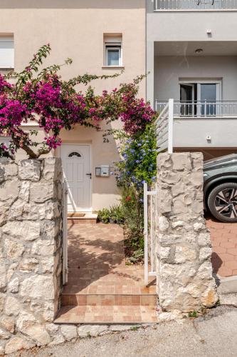 Sea-view apartments, 2 bedrooms, 2 baths, 50 meters from beach!