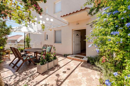 Sea-view apartments, 2 bedrooms, 2 baths, 50 meters from beach!