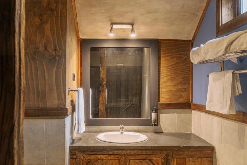 a bathroom with a sink and a window at VT Coffee & Lodge in Curarrehue