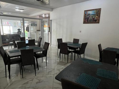 una sala da pranzo con tavoli e sedie in un ristorante di Hotel Caledonian a Chantan