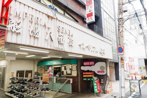 Central Reno Apt Mins Walk to Namba, and Trains!