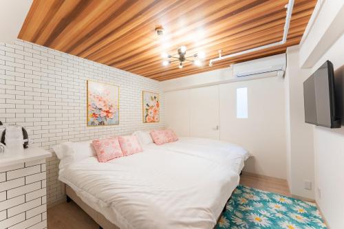 Central Reno Apt Mins Walk to Namba, and Trains!