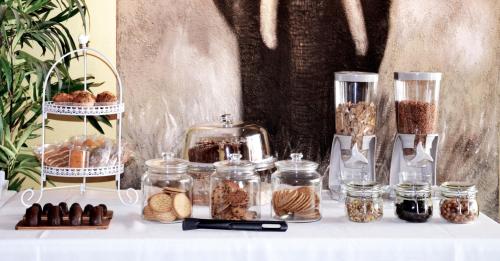 una mesa con tarros de frutos secos y otros productos alimenticios en Hotel Hyltor, en Archena