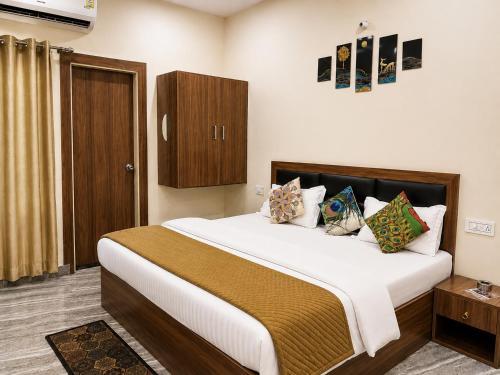 Krevet ili kreveti u jedinici u okviru objekta Hotel Brij Vaas - Located Near Major Temples #AC Rooms #Peaceful Location #Near Prem Mandir