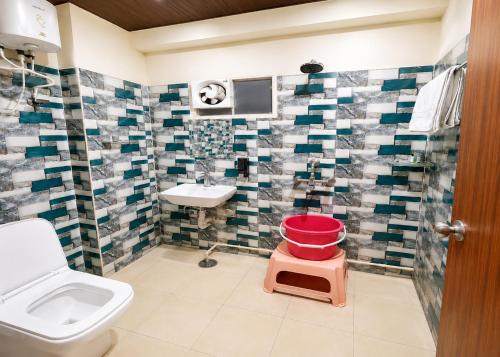Kupatilo u objektu Hotel Brij Vaas - Located Near Major Temples #AC Rooms #Peaceful Location #Near Prem Mandir