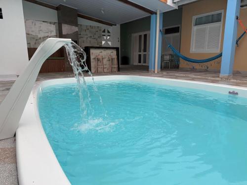 a swimming pool with a water fountain at Aquarela do Sertão in Piranhas