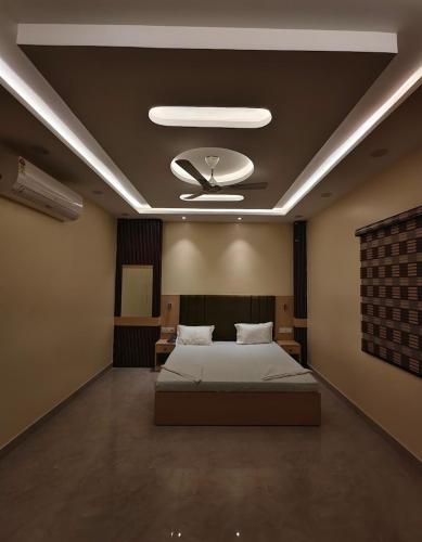 a bedroom with a bed and a ceiling fan at Hotel SS Palace in Gaya