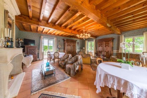 Elle comprend un salon doté d'un mobilier et d'un plafond en bois. dans l'établissement Chateau Du Payre, à Cardan