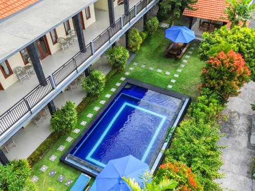 an overhead view of a swimming pool in a hotel at Pondok Lulik Homestay Canggu in Canggu