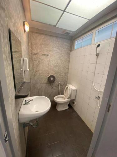 a bathroom with a toilet and a sink at Hotel Golf 19 in Ban Hua Khao