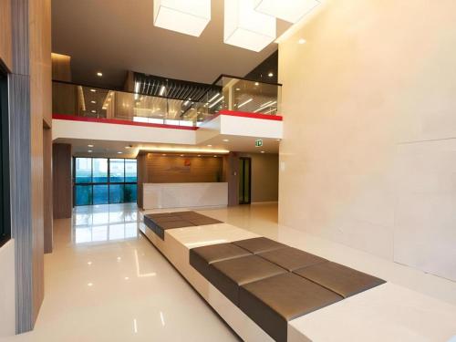 a lobby with a bench in the middle of a building at Landmark Residence in Ban Khlong Sanam Phli