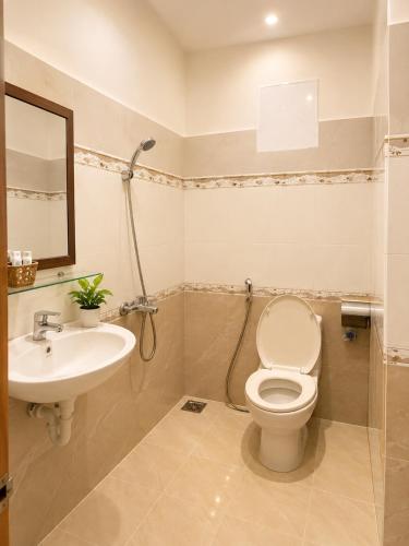 a bathroom with a toilet and a sink at HOTEL HOA LU Buôn Ma Thuột in Buôn Kô Sir
