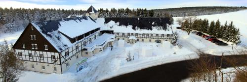 an aerial view of a building covered in snow at Landhotel Altes Zollhaus in Hermsdorf