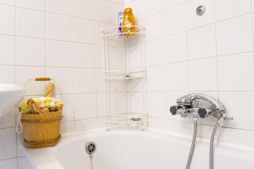 Elegant 2BR Apartment 2 Min from Rennweg Station
