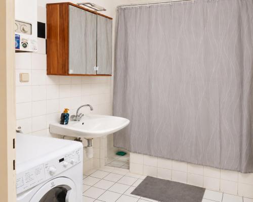 Elegant 2BR Apartment 2 Min from Rennweg Station