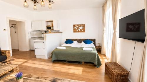 Elegant 2BR Apartment 2 Min from Rennweg Station
