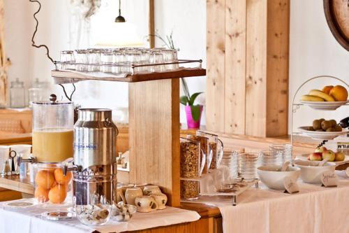eine Küche mit einem Tisch mit Essen drauf in der Unterkunft Gästehaus Garni Merk in Immenstaad am Bodensee